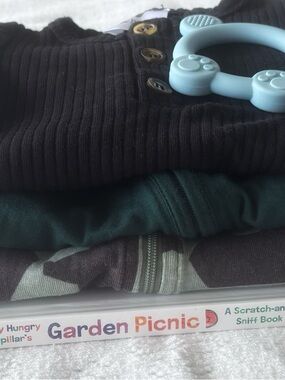 3-6 month Earth-Tone  Bundle | Tea + Kinderen + Fellow Human | Book and Baby Toy